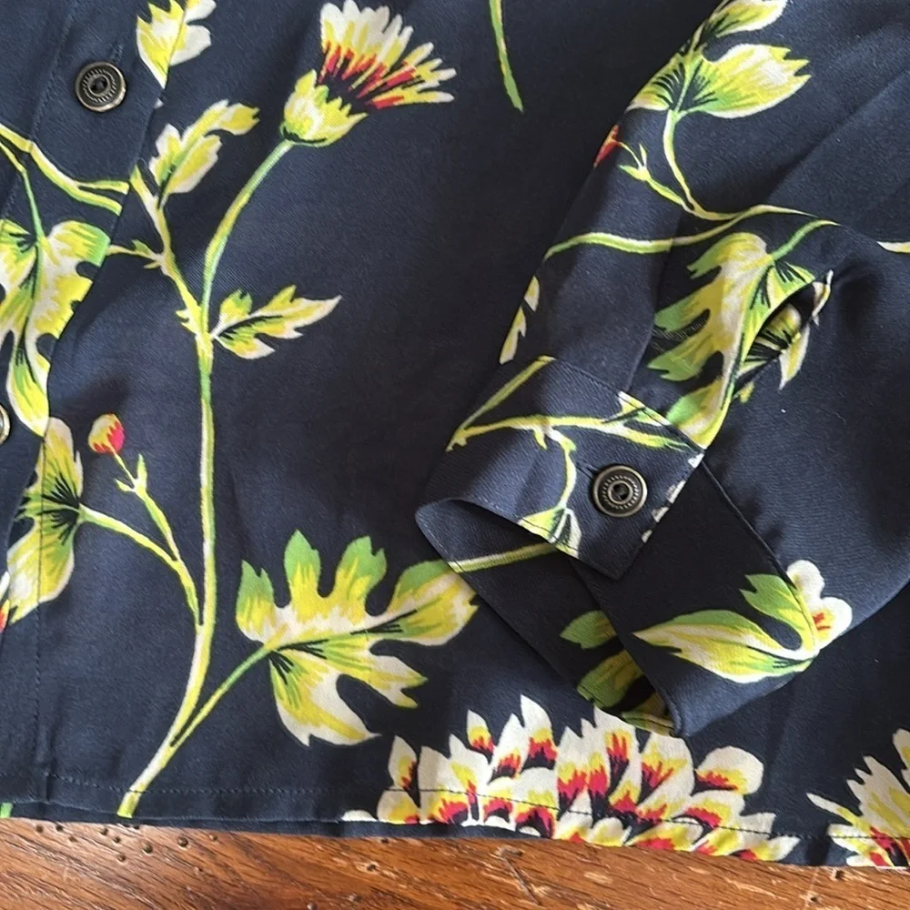 Cabi Daisy Blouse Button Down Top Floral Shirt 3250 Navy Yellow Size Medium